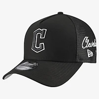 Casquette trucker New Era noire pour homme, modèle Cleveland Guardians, logo latéral 9FORTY, style A-Frame, ajustable.