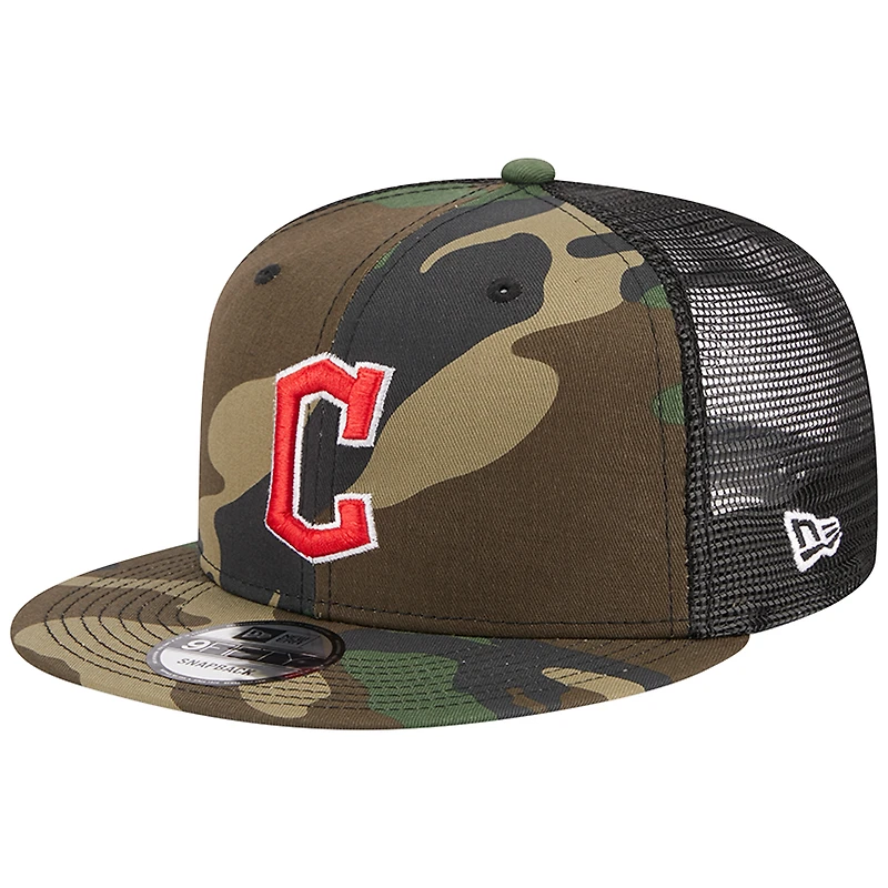 Casquette New Era Camo Cleveland Guardians Woodland Camo Trucker 9FIFTY Snapback pour homme