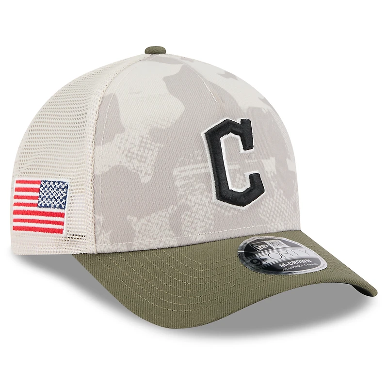 Casquette ajustable New Era 9FORTY M-Crown A-Frame pour homme, beige clair/olive, Cleveland Guardians 2025 Armed Forces Day