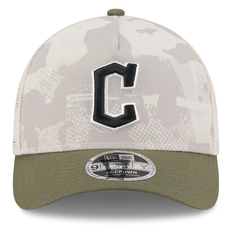 Casquette ajustable New Era 9FORTY M-Crown A-Frame pour homme, beige clair/olive, Cleveland Guardians 2025 Armed Forces Day