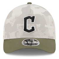 Casquette ajustable New Era 9FORTY M-Crown A-Frame pour homme, beige clair/olive, Cleveland Guardians 2025 Armed Forces Day
