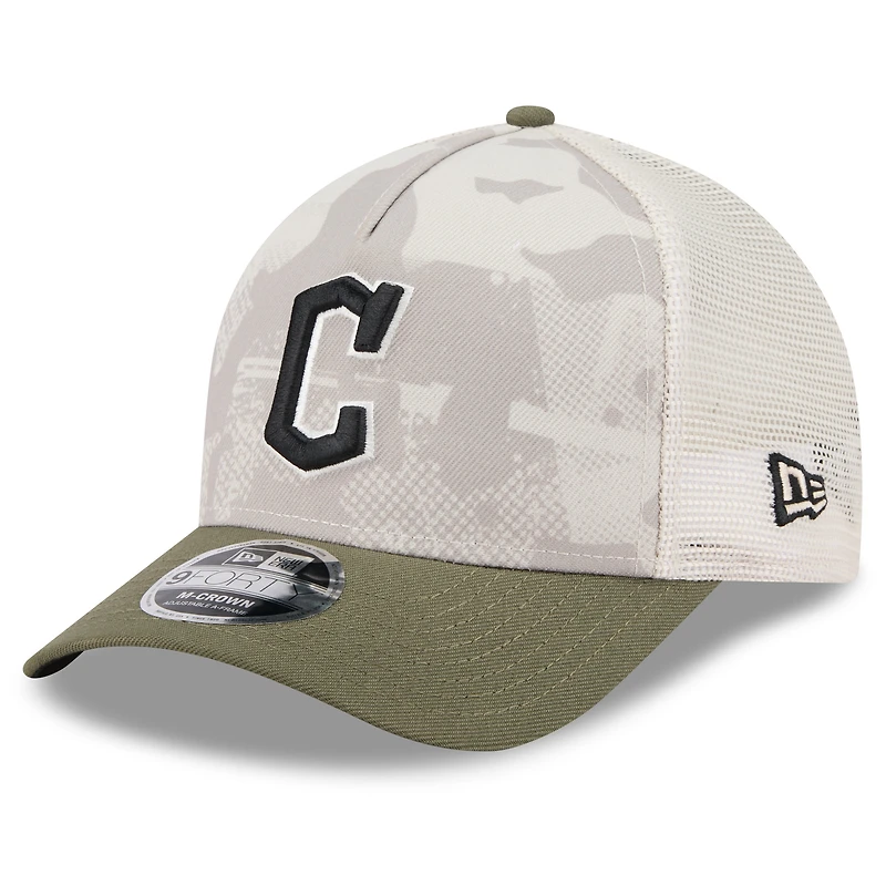 Casquette ajustable New Era 9FORTY M-Crown A-Frame pour homme, beige clair/olive, Cleveland Guardians 2025 Armed Forces Day