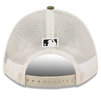 Casquette ajustable New Era 9FORTY M-Crown A-Frame pour homme, beige clair/olive, Cleveland Guardians 2025 Armed Forces Day