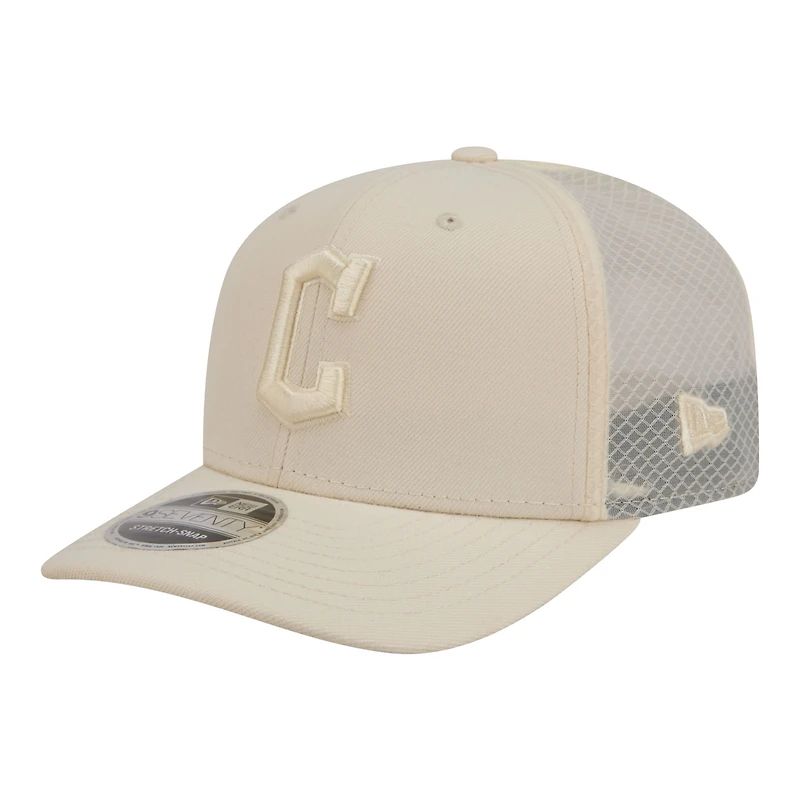 Casquette trucker ajustable New Era Cleveland Guardians beige clair pour homme COOLERA 9SEVENTY