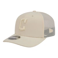 Casquette trucker ajustable New Era Cleveland Guardians beige clair pour homme COOLERA 9SEVENTY