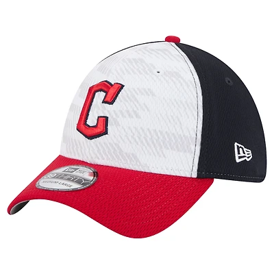 Casquette New Era 39THIRTY Flex bleu marine/rouge Cleveland Guardians 2025 MLB Clubhouse pour homme