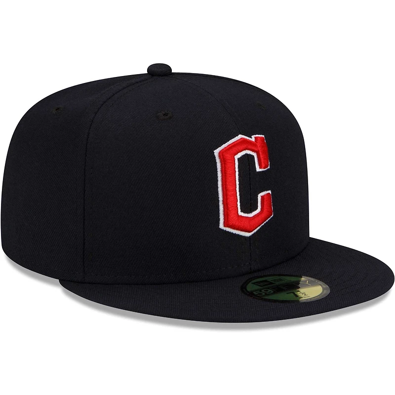 Casquette ajustée New Era pour homme bleu marine Cleveland Guardians Road Authentic Collection On-Field 59FIFTY
