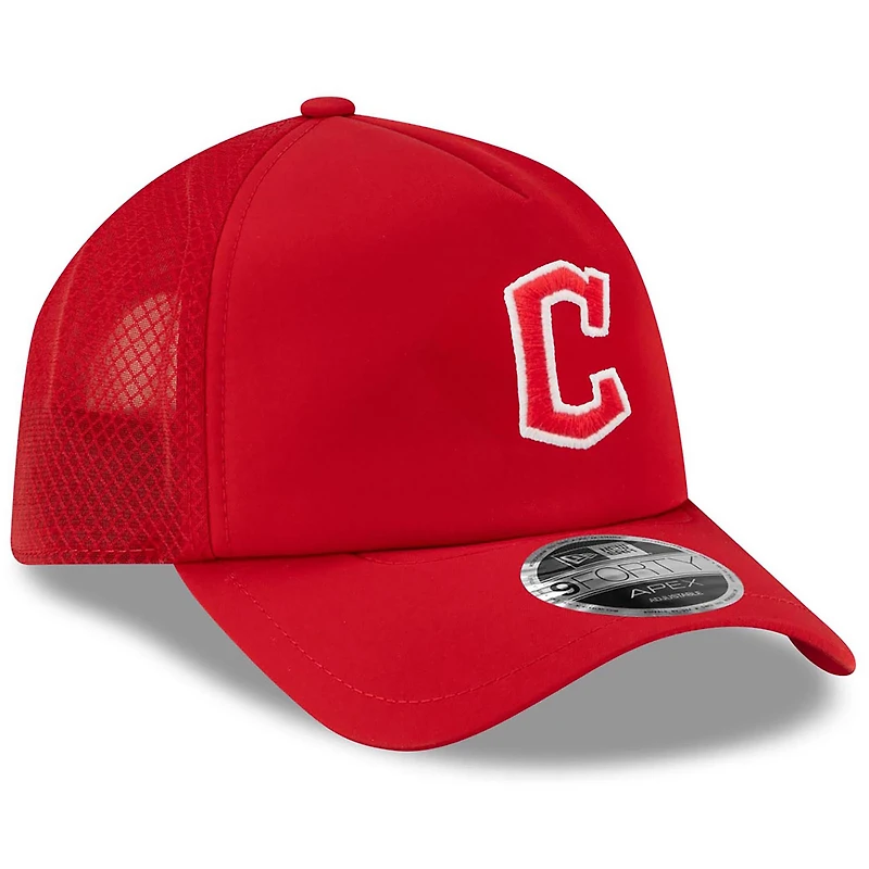 Casquette trucker ajustable New Era rouge Cleveland Guardians 2026 pour homme, modèle Apex 9FORTY.