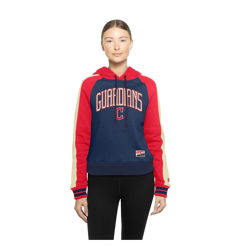 Sweat à capuche court manches raglan bleu marine Cleveland Guardians Cooperstown Collection pour femme New Era