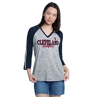T-shirt d'entraînement de vitesse Cleveland Guardians G-III 4Her pour femme, bleu marine chiné, manches 3/4 et col en V orné strass, par Carl Banks