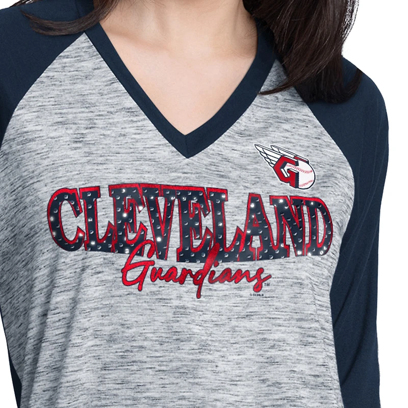 T-shirt d'entraînement de vitesse Cleveland Guardians G-III 4Her pour femme, bleu marine chiné, manches 3/4 et col en V orné strass, par Carl Banks