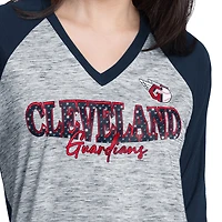 T-shirt d'entraînement de vitesse Cleveland Guardians G-III 4Her pour femme, bleu marine chiné, manches 3/4 et col en V orné strass, par Carl Banks