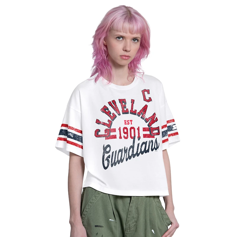 T-shirt court Starter blanc pour femmes Cleveland Guardians « Hurry Up Offense »