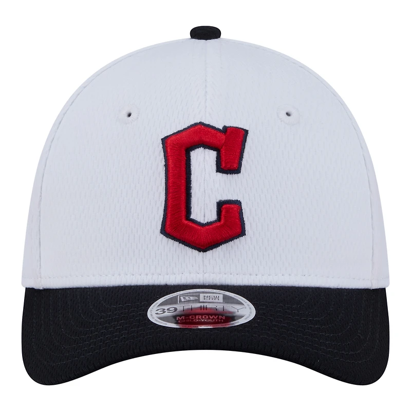 Casquette New Era Flex blanche/marine Cleveland Guardians pour jeunes, modèle 39THIRTY M-Crown