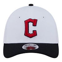Casquette New Era Flex blanche/marine Cleveland Guardians pour jeunes, modèle 39THIRTY M-Crown
