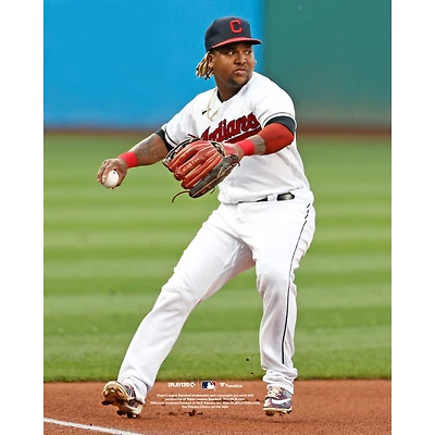 Photographie de Jose Ramirez des Cleveland Indians qui expulse un coureur non signé au premier but
