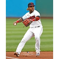 Photographie de Jose Ramirez des Cleveland Indians qui expulse un coureur non signé au premier but