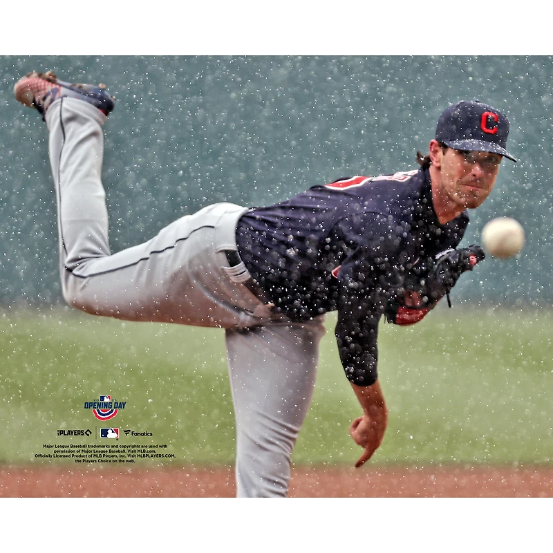 Photographie non signée de Shane Bieber lors du lancer sur neige des Cleveland Indians en 2021