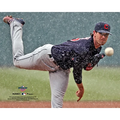 Photographie non signée de Shane Bieber lors du lancer sur neige des Cleveland Indians en 2021