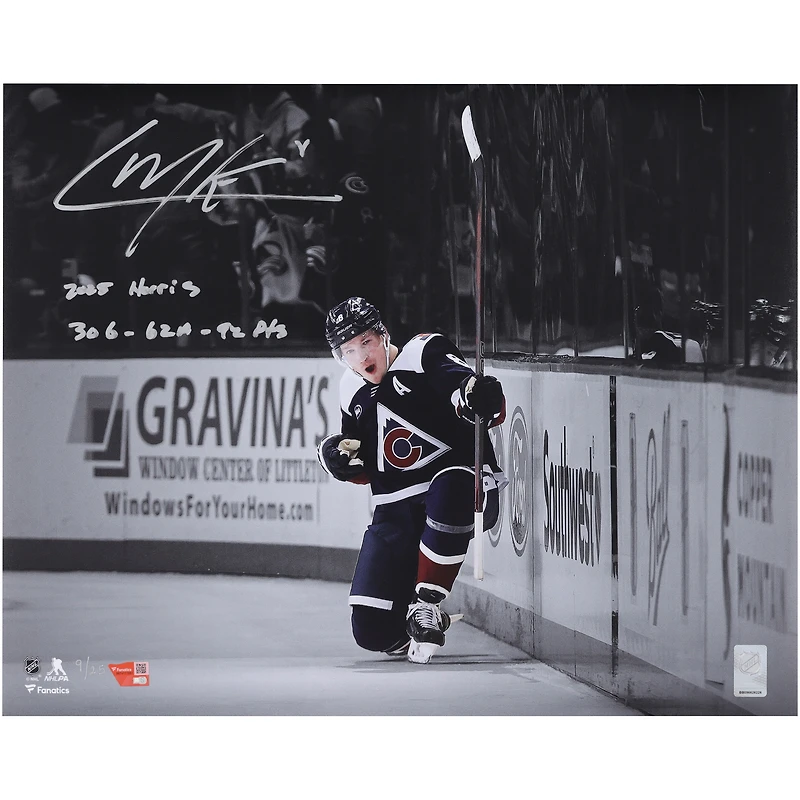 Photo souvenir de Cale Makar (Colorado Avalanche) en maillot bleu marine, autographiée (40 x 50 cm), avec plusieurs inscriptions - Édition limitée à 25 exemplaires