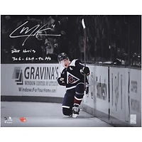 Photo souvenir de Cale Makar (Colorado Avalanche) en maillot bleu marine, autographiée (40 x 50 cm), avec plusieurs inscriptions - Édition limitée à 25 exemplaires