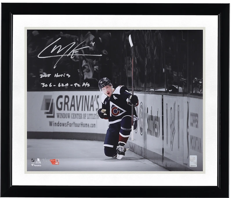 Photo souvenir de Cale Makar (Colorado Avalanche) en maillot bleu marine, autographiée (40 x 50 cm), avec plusieurs inscriptions - Édition limitée à 25 exemplaires
