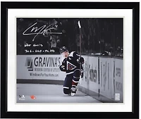 Photo souvenir de Cale Makar (Colorado Avalanche) en maillot bleu marine, autographiée (40 x 50 cm), avec plusieurs inscriptions - Édition limitée à 25 exemplaires