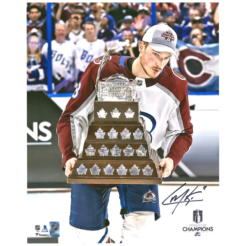 Photographie autographiée de Cale Makar, champion de la Coupe Stanley 2022, 16" x 20" Raising Conn Smythe
