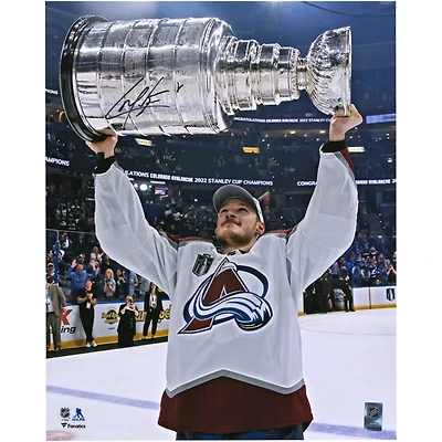 Photo autographiée de Cale Makar, champion de la Coupe Stanley 2022, par l'Avalanche du Colorado. Format : 40,6 cm x 50,8 cm.