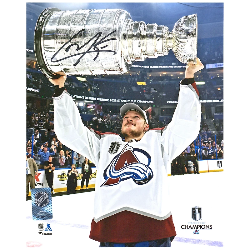 Photographie autographiée de 8" x 10" de Cale Makar, champion de la Coupe Stanley 2022, soulevant la Coupe