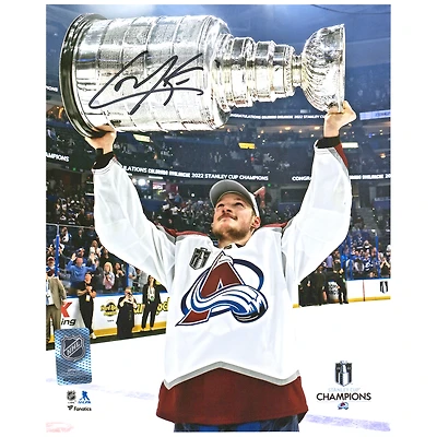 Photographie autographiée de 8" x 10" de Cale Makar, champion de la Coupe Stanley 2022, soulevant la Coupe
