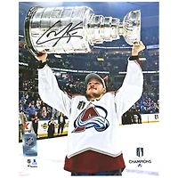 Photographie autographiée de 8" x 10" de Cale Makar, champion de la Coupe Stanley 2022, soulevant la Coupe