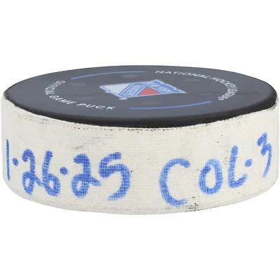 Cale Makar, rondelle de but utilisée par l'Avalanche du Colorado contre les Rangers de New York le 26 janvier 2025 - Deuxième de deux buts marqués