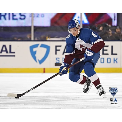 Photographie non signée de Cale Makar l'Avalanche du Colorado lors la série NHL Stadium Series 2020