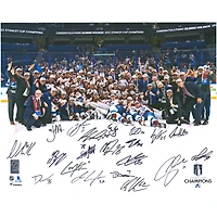 Photographie d'équipe autographiée de 16" x 20" de l'Avalanche du Colorado, championne de la Coupe Stanley 2022, avec plusieurs signatures