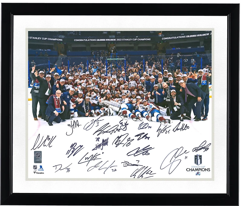 Photo d'équipe autographiée de l'Avalanche du Colorado, championne de la Coupe Stanley 2022 (40 x 50 cm), avec plusieurs signatures.