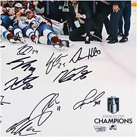 Photographie d'équipe encadrée de luxe autographiée de l'Avalanche du Colorado, championne de la Coupe Stanley 2022, 16" x 20" avec plusieurs signatures