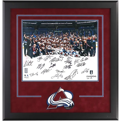 Photographie d'équipe encadrée de luxe autographiée de l'Avalanche du Colorado, championne de la Coupe Stanley 2022, 16" x 20" avec plusieurs signatures