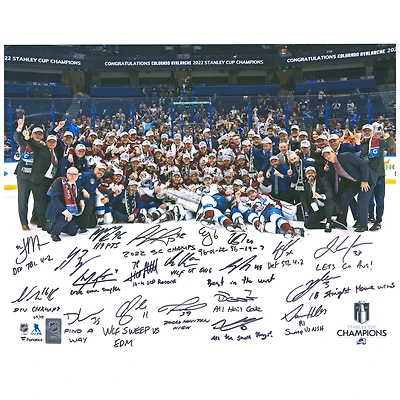 Photographie d'équipe de 16" x 20" signée à plusieurs reprises par l'Avalanche du Colorado, championne de la Coupe Stanley 2022, avec plusieurs signatures et inscriptions - Édition limitée à 99 exemplaires