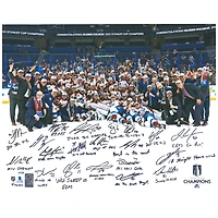 Photographie d'équipe de 16" x 20" signée à plusieurs reprises par l'Avalanche du Colorado, championne de la Coupe Stanley 2022, avec plusieurs signatures et inscriptions - Édition limitée à 99 exemplaires