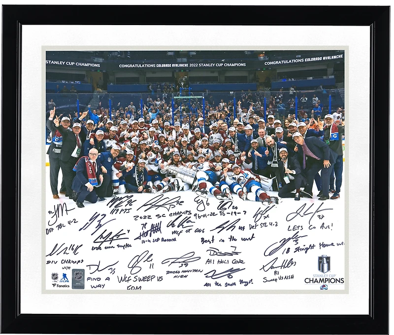 Photo d'équipe 40 x 50 cm (16 x 20 pouces) des Colorado Avalanche, champions de la Coupe Stanley 2022, signée par plusieurs joueurs et avec de nombreuses dédicaces - Édition limitée à 99 exemplaires