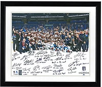 Photo d'équipe 40 x 50 cm (16 x 20 pouces) des Colorado Avalanche, champions de la Coupe Stanley 2022, signée par plusieurs joueurs et avec de nombreuses dédicaces - Édition limitée à 99 exemplaires