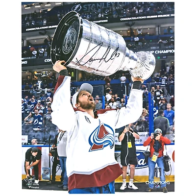 Photographie autographiée de 16" x 20" de Darren Helm, champion de la Coupe Stanley 2022, soulevant la Coupe
