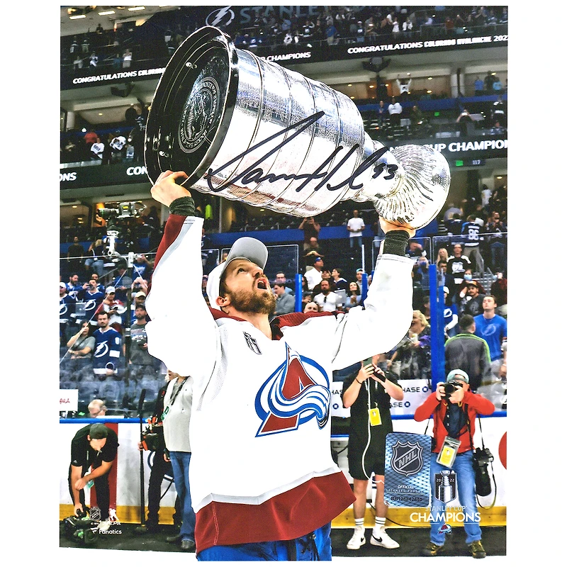 Photographie autographiée de 8" x 10" de Darren Helm, champion de la Coupe Stanley 2022, soulevant la Coupe