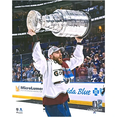Photo autographiée de Devon Toews, joueur de l'Avalanche du Colorado, champion de la Coupe Stanley 2022 (40,6 x 50,8 cm), le montrant brandissant la coupe, avec inscription « Champions de la Coupe Stanley 2022 ».