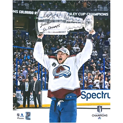 Photographie autographiée par Erik Johnson de l'Avalanche du Colorado, champion de la Coupe Stanley 2022, 16" x 20" avec l'inscription "2022 SC Champs"
