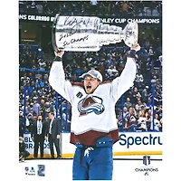 Photographie autographiée par Erik Johnson de l'Avalanche du Colorado, champion de la Coupe Stanley 2022, 16" x 20" avec l'inscription "2022 SC Champs"