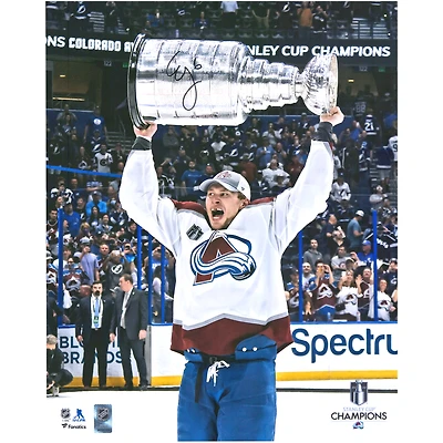 Photographie autographiée de 16" x 20" de l'Avalanche du Colorado lors de la levée de la Coupe Stanley 2022