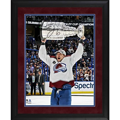 Photographie encadrée autographiée par Erik Johnson, champion de la Coupe Stanley 2022, 16" x 20"