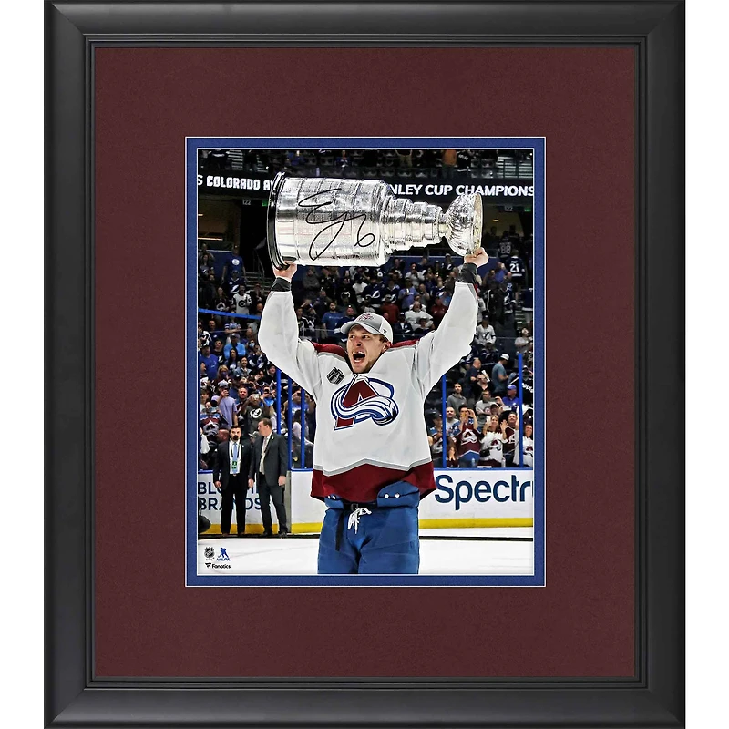 Photographie encadrée autographiée par Erik Johnson, champion de la Coupe Stanley 2022
